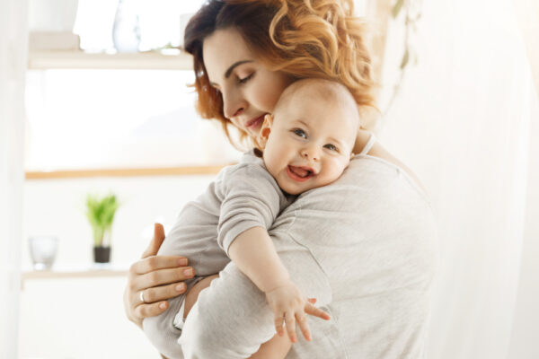 Une mère avec un nouveau-né dans les bras. Le bébé est en bonne santé et heureux.